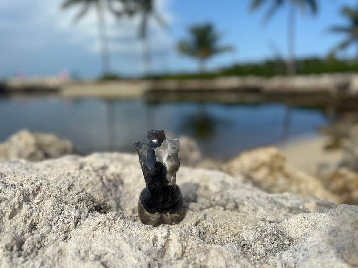 Volcanic agate female figure, white quartz patch