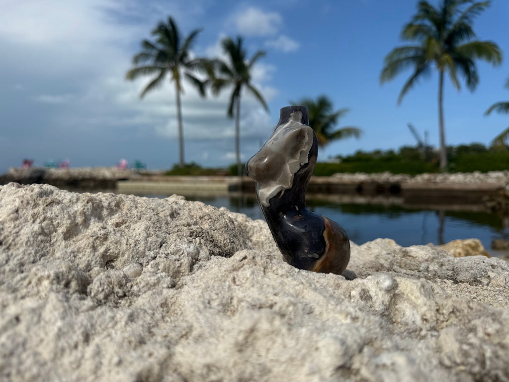 Volcanic agate female figure profile with quartz inclusion