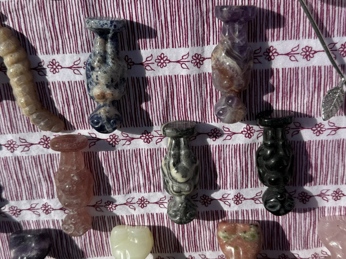 Mixed stone alien figure carvings
